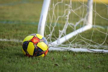 新疆伊宁一青年投资500万元，在当地自建FIFA标准足球场（配图示意）